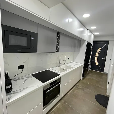 Hotel 12 *