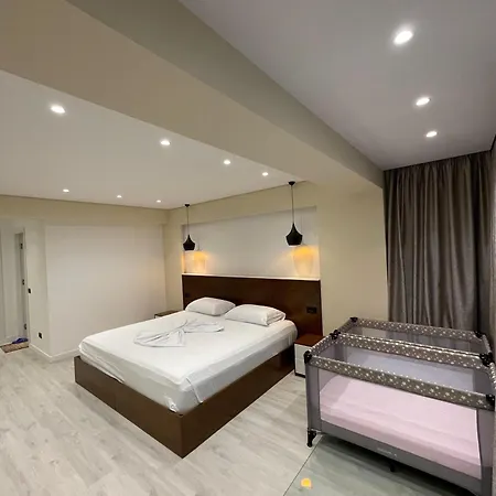 12 Hotel *