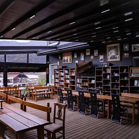 ホテル 12 Librazhet