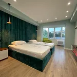 Hotel 12