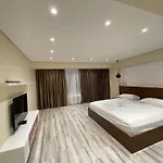 12 Hotel *