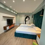 Hotel 12 *