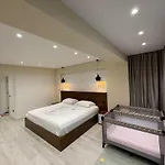 12 Hotel *