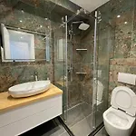 12 Hotel Librazhet